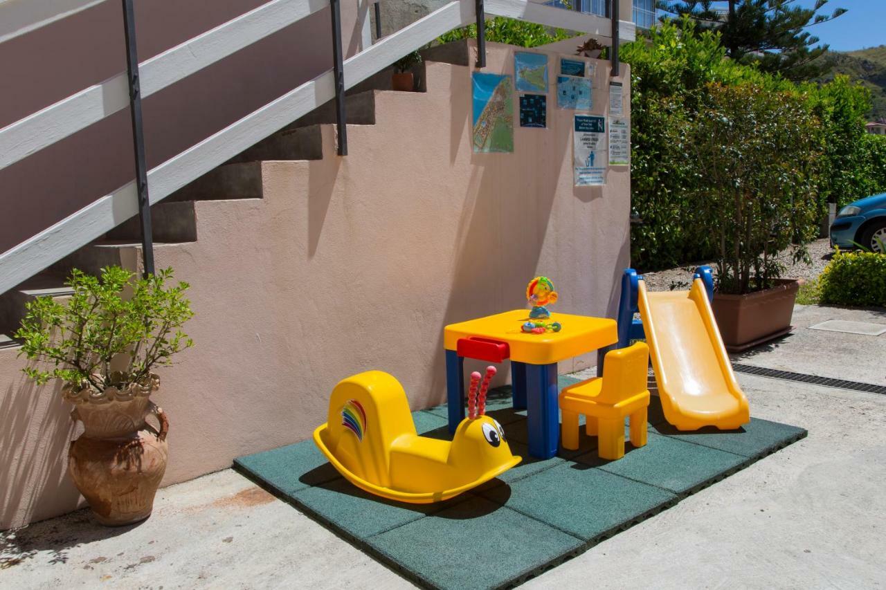 Appartamenti Vacanze Mareemare Capo dʼOrlando Exterior foto